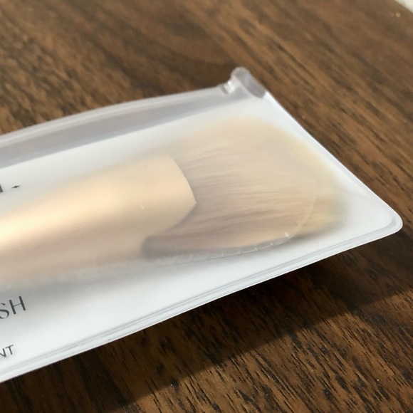 Huda Beauty GloWish Airbrush Finish Skin Tint Brush - Picture 9 of 9